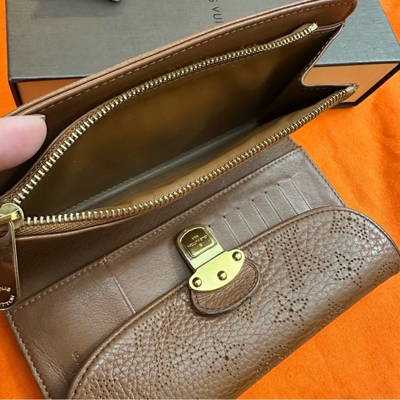 Authentic Louis Vuitton Amelia Mahina Caramel Wallet W/Box COA provided strap - Picture 6 of 13